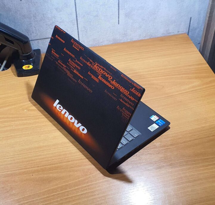 Наклейка на кришку ноутбука