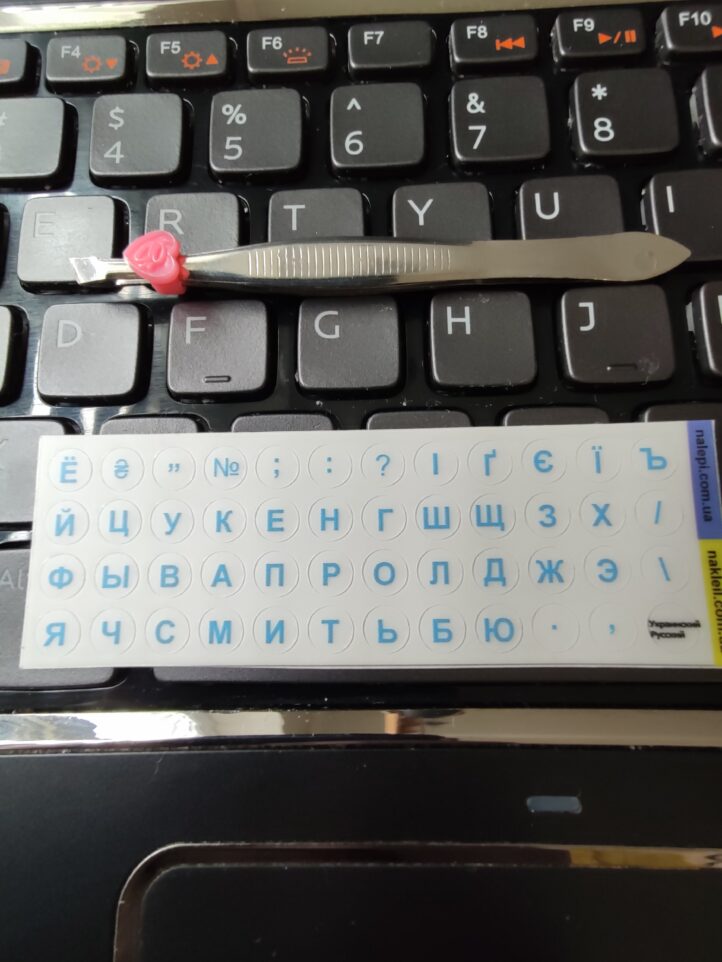Прозрачные наклейки на клавиатуру с синими буквами