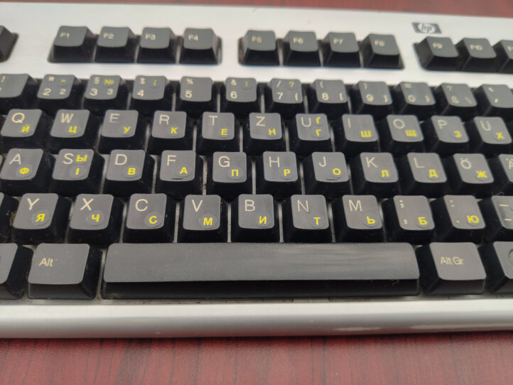 Наклейки з українською мовою на чорному фоні