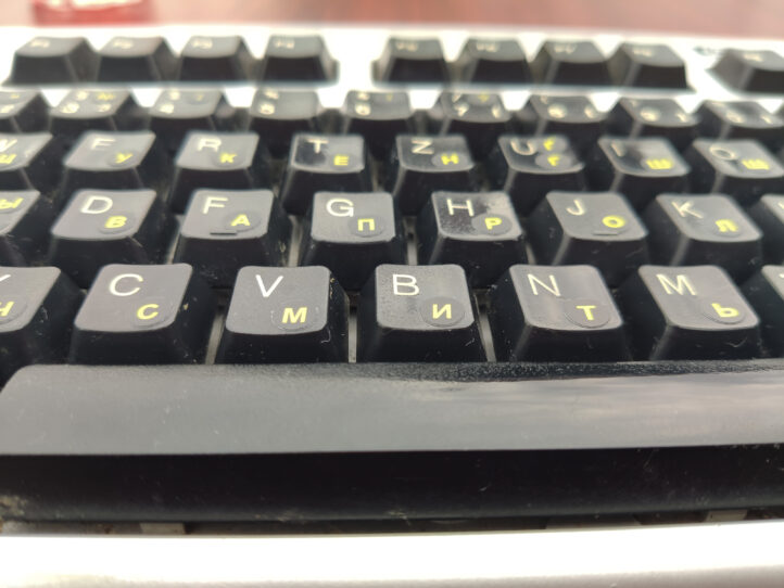 Наклейки з українською мовою на чорному фоні