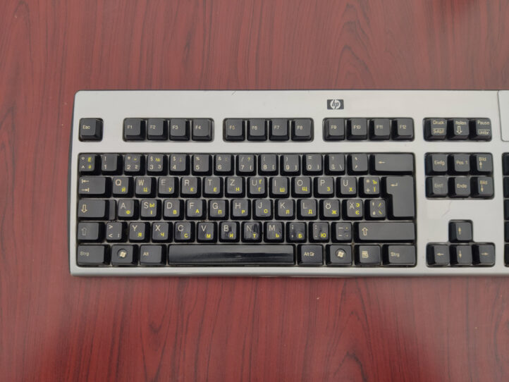 Кирилиця на чорному фоні на клавіатуру