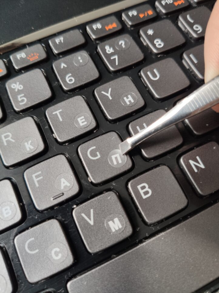 Прозрачные наклейки на клавиатуру с белыми буквами
