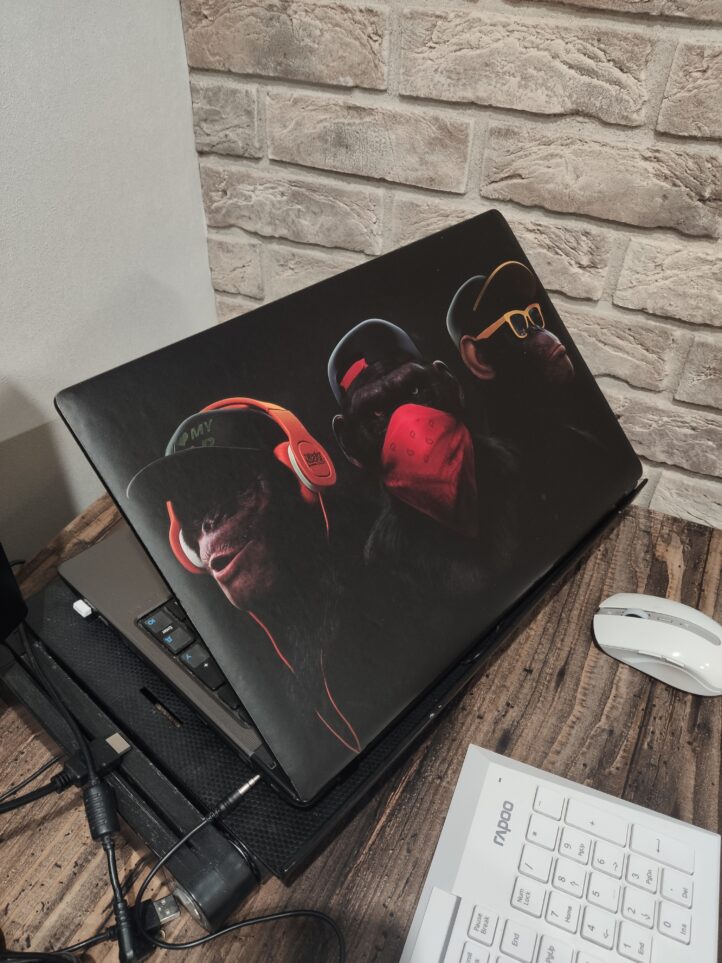 Наклейка на крышку ноутбука