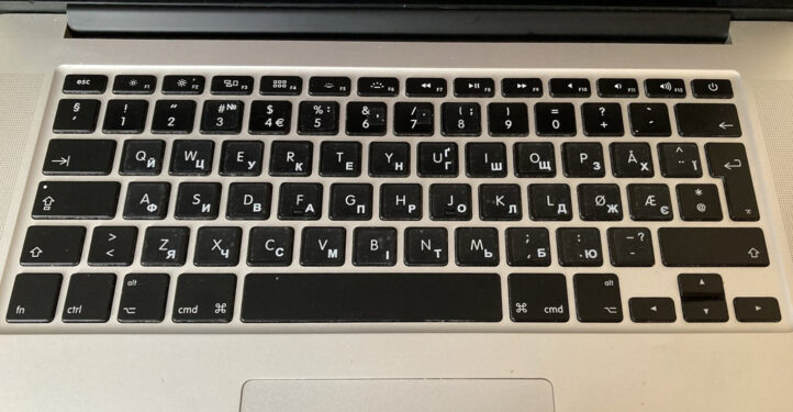 Наклейки на клавіатуру для макбука