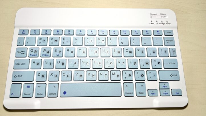 Наклейки на клавіатуру з сірими літерами на прозорому фоні