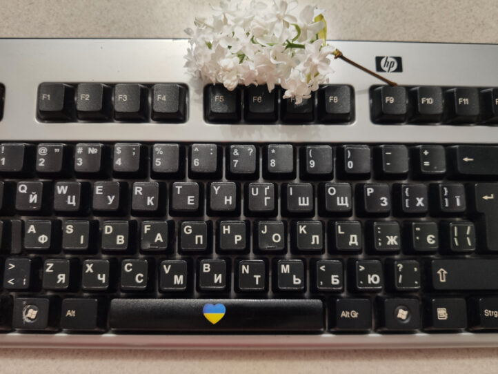 Наклейки на клавіатуру без російських літер