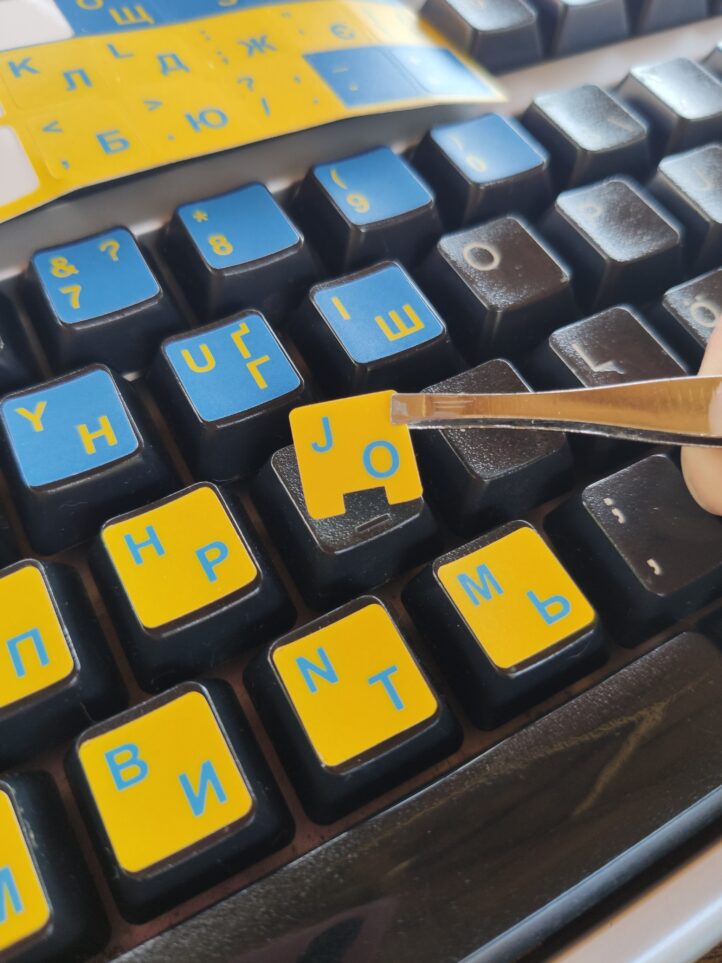Наклейки на клавіатуру без російських символів