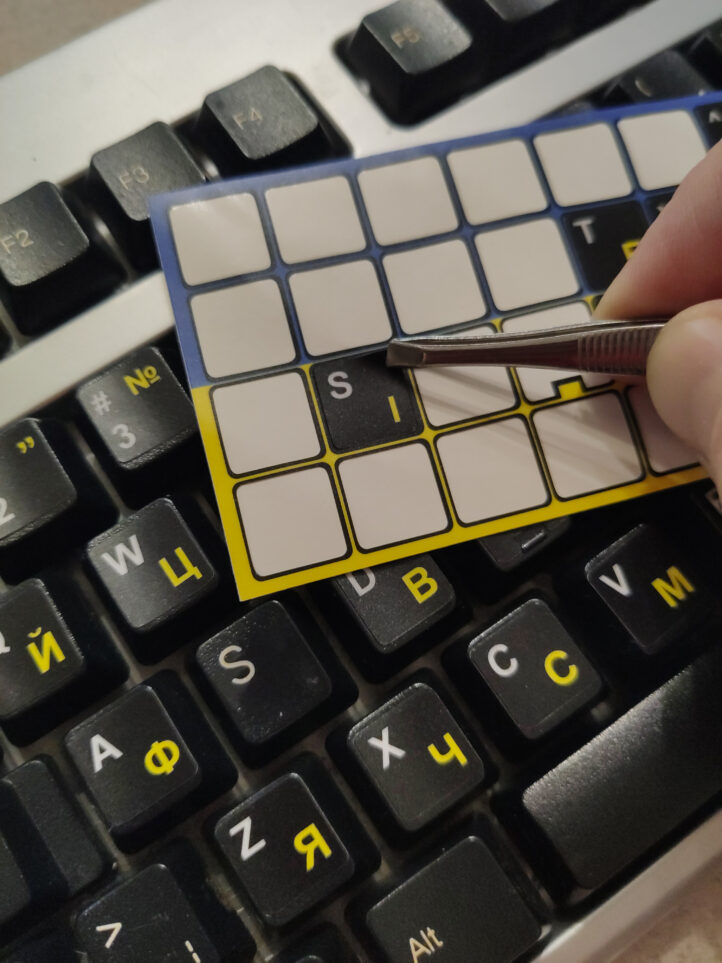 Якісні наклейки на клавіатуру без російських символів