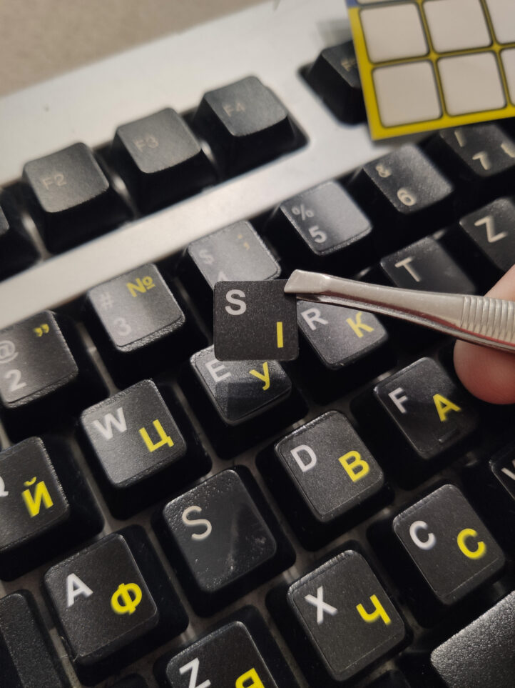 Якісні наклейки на клавіатуру без російських символів