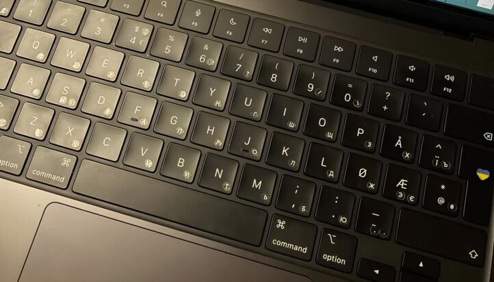 Маленькі наклейки на клавіатуру