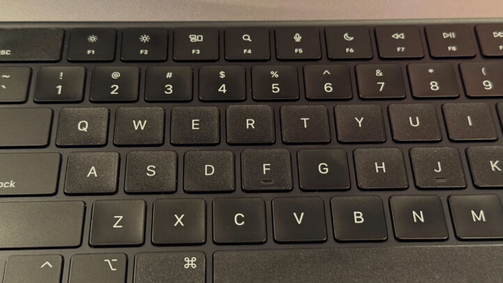 «Прозорі захисні наклейки для MacBook з клавіатурою ISO без Touch Bar»