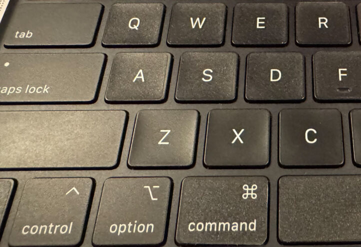 «Прозорі захисні наклейки для MacBook з клавіатурою ISO без Touch Bar»