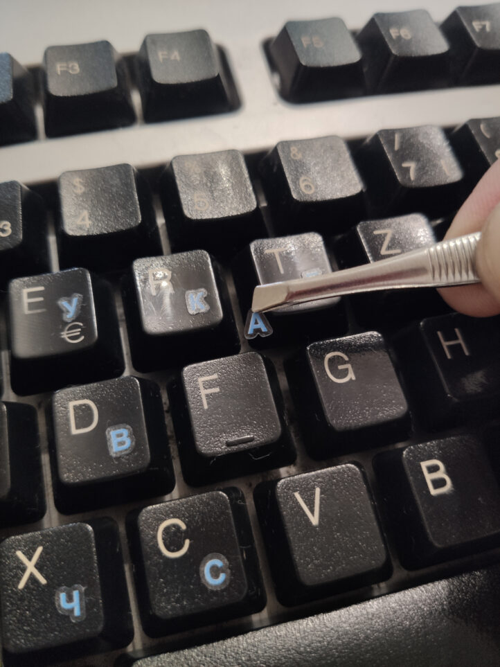 Якісні наклейки на клавіатуру. Не стираються. Прозорий фон, блакитні українські літери, вирізані по контуру