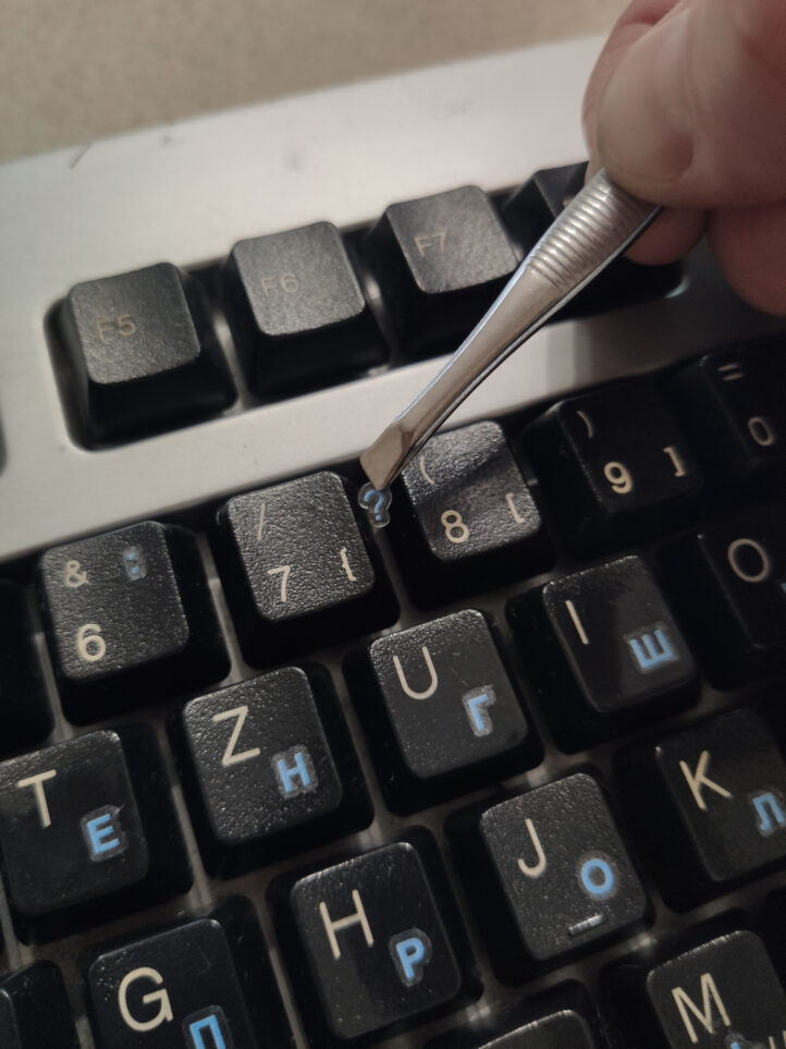 Якісні наклейки на клавіатуру. Не стираються. Прозорий фон, блакитні українські літери, вирізані по контуру