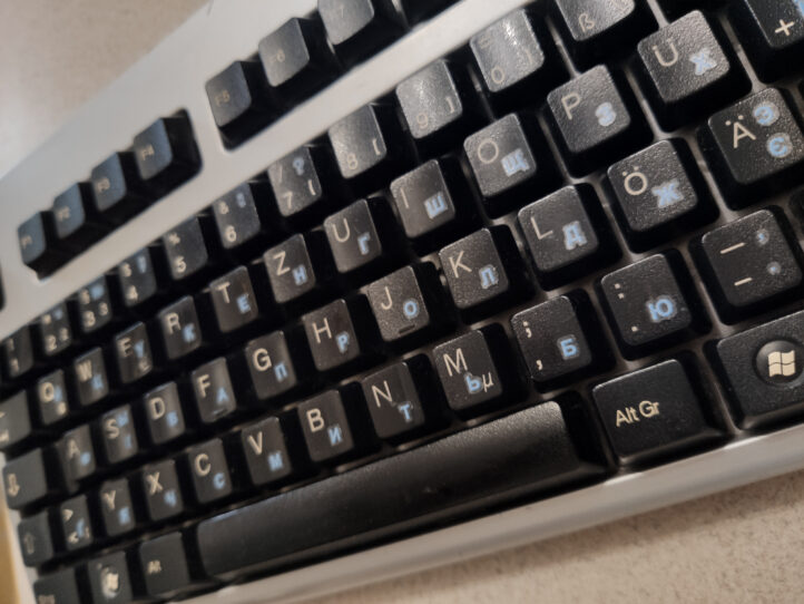 Якісні наклейки на клавіатуру. Не стираються. Прозорий фон, блакитні українські літери, вирізані по контуру