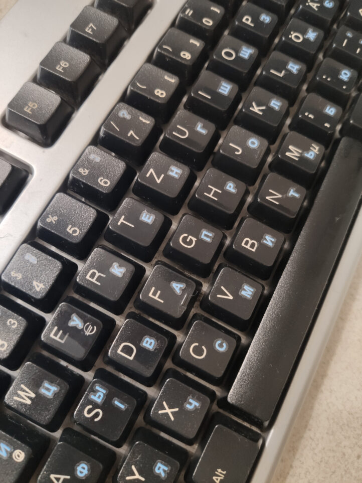 Якісні наклейки на клавіатуру. Не стираються. Прозорий фон, блакитні українські літери, вирізані по контуру