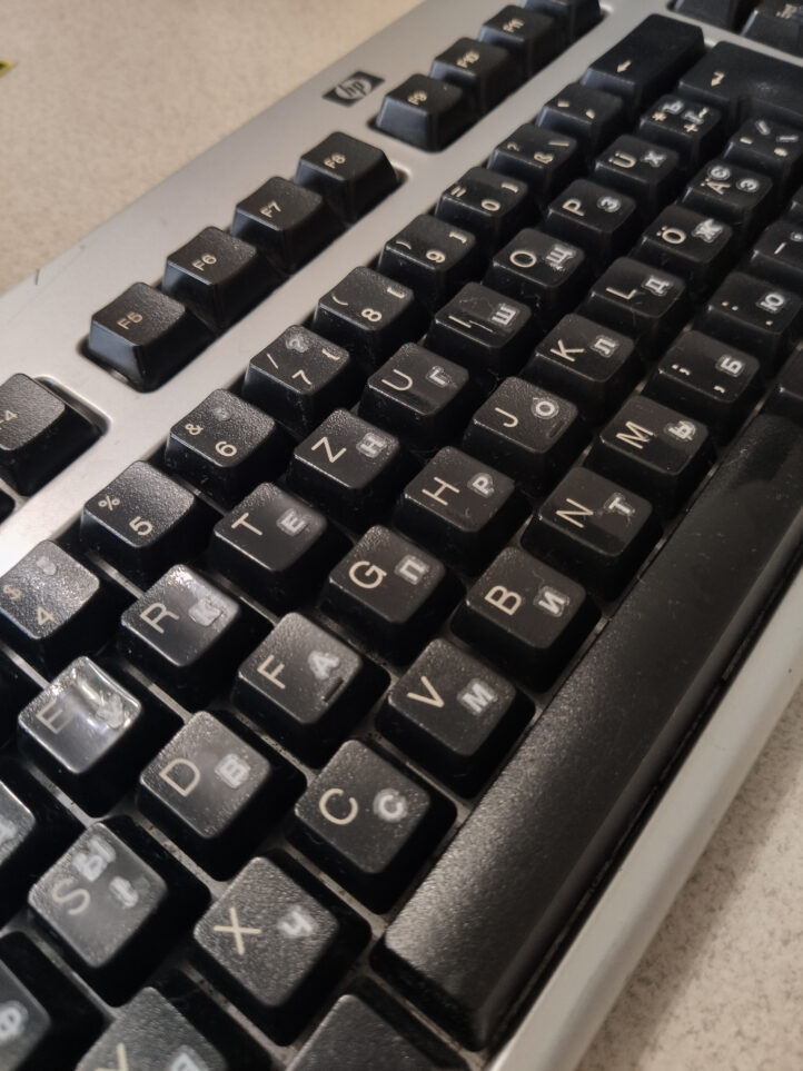 Наклейки на клавіатуру на прозорому фоні з українськими літерами вирізані по контуру