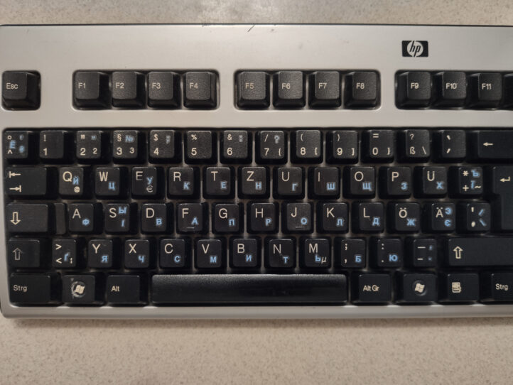 Якісні наклейки на клавіатуру. Не стираються. Прозорий фон, блакитні українські літери, вирізані по контуру