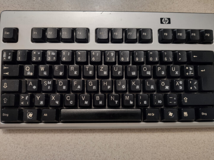 Наклейки на клавіатуру на прозорому фоні з українськими літерами вирізані по контуру